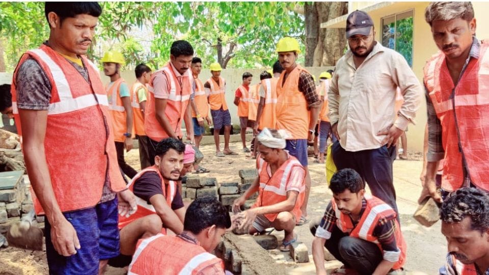 राजमिस्त्री का प्रशिक्षण लेते हुए पूर्व नक्सली