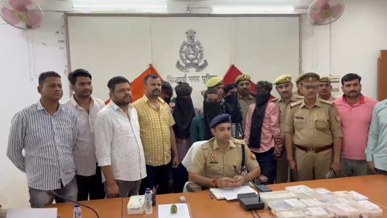 Police encounter with absconding criminals in the murder of bullion trader in Siddharthnagar
