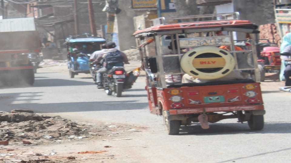 Two and a half thousand drivers are driving e-rickshaw illegally in Hathras