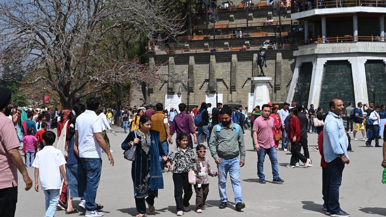 Hotels packed on weekends in Himachal tourists flock to get relief from the heat of the plains