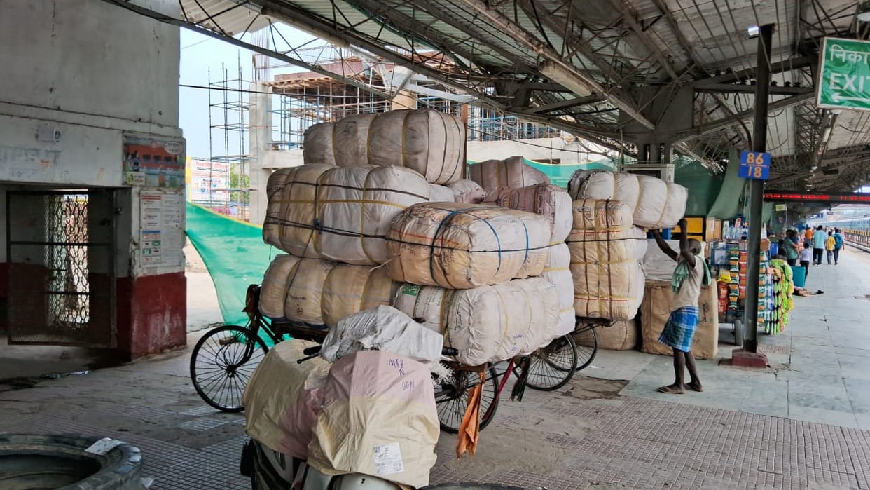 Bihar News: A consignment of liquor hidden in lease parcel recovered