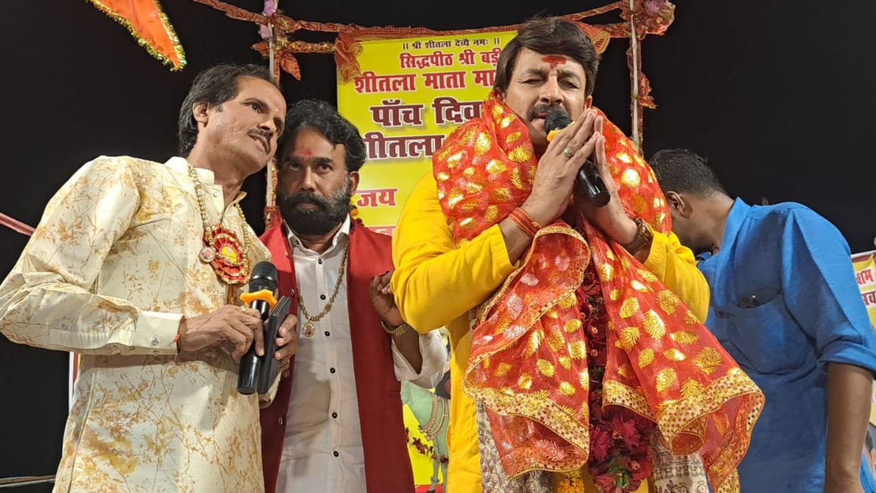 People danced to tunes of Manoj Tiwari in varanasi He performed in music festival