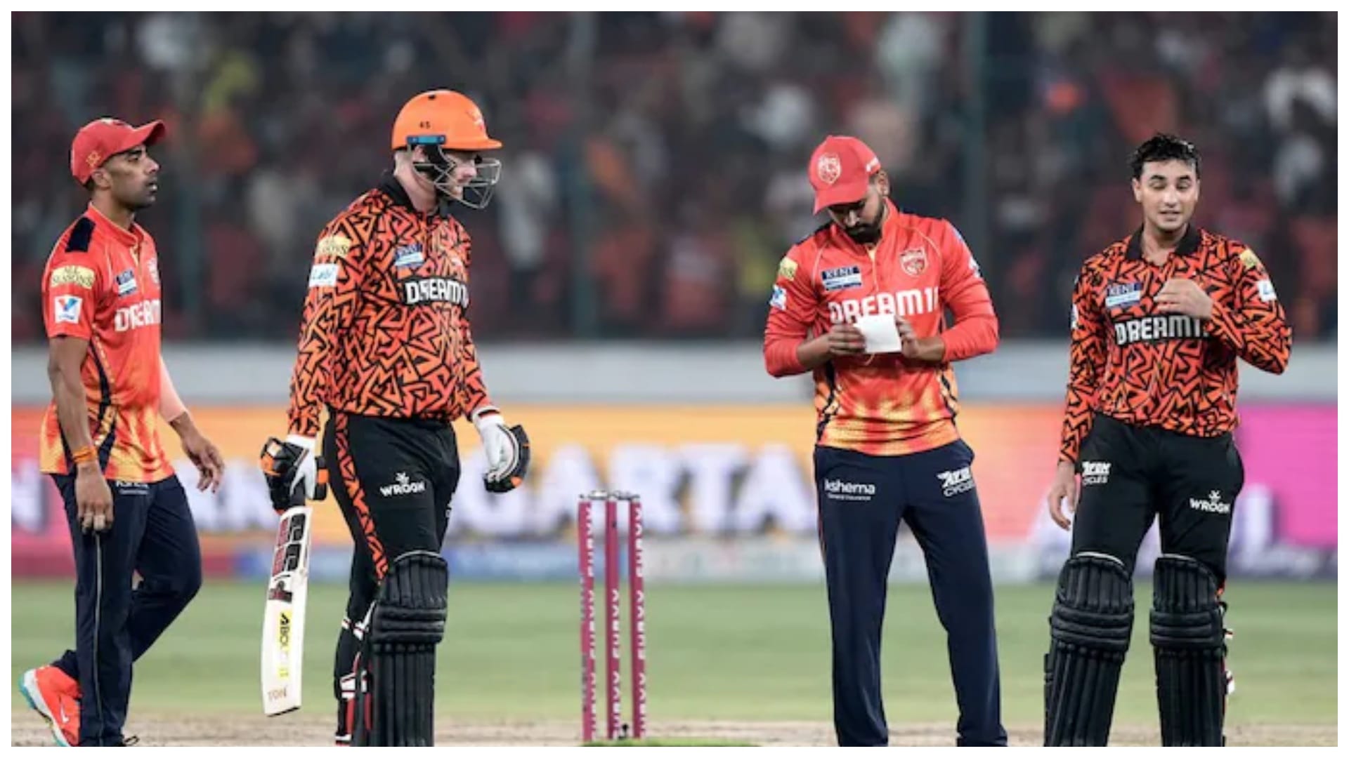 SRH vs PBKS: Shreyas Iyer surprise to see paper in Abhishek Sharma hand, Watch PBKS captain reaction video IPL