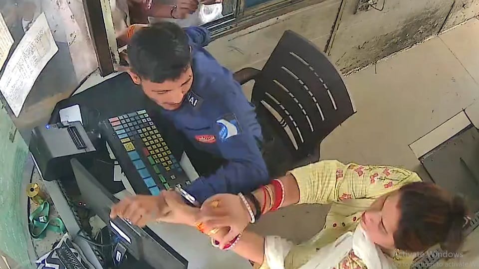 Woman entered toll booth and beat up toll worker watch video