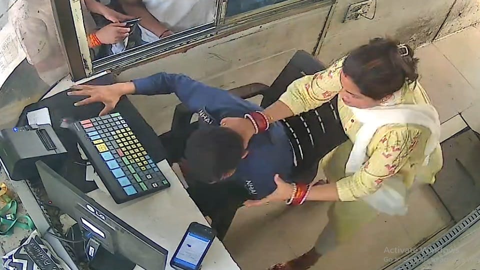 Woman entered toll booth and beat up toll worker watch video