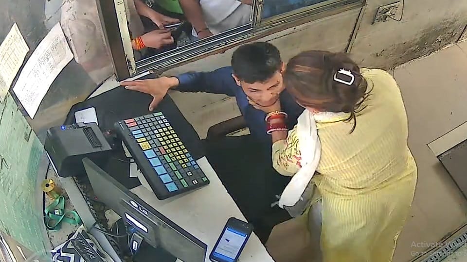 Woman entered toll booth and beat up toll worker watch video