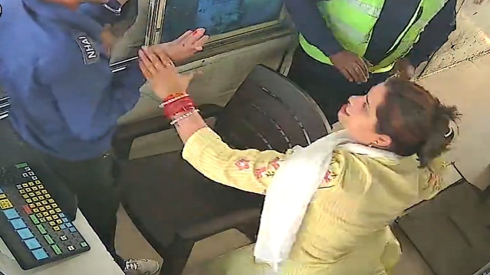 Woman entered toll booth and beat up toll worker watch video
