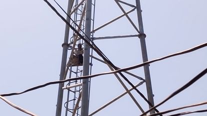 Three youths climbed tower for five hours in bhadohi expressed anger over water drainage