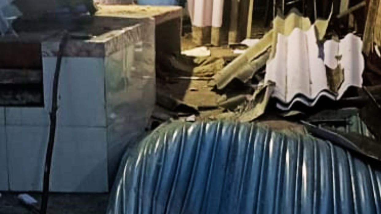People scared explosion shop in jaunpur roof and wall blew broke down loss of 5 lakh rupees