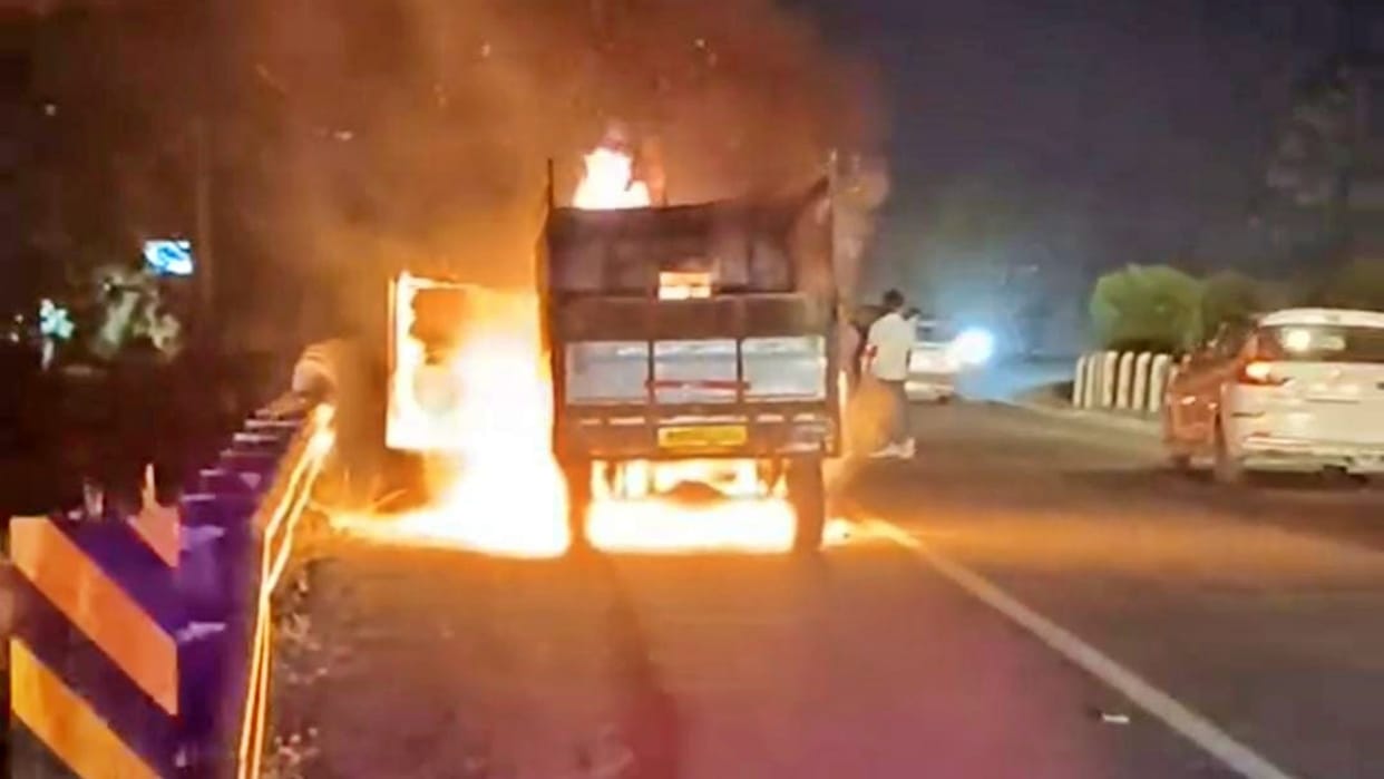 Bihar News: A Tata Magic caught fire on Muzaffarpur-Patna NH-22, driver saved his life by jumping