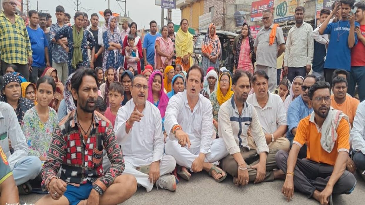 Child dies after falling into a pit: people blocked the road, Mayor Meenal says - pits should be closed
