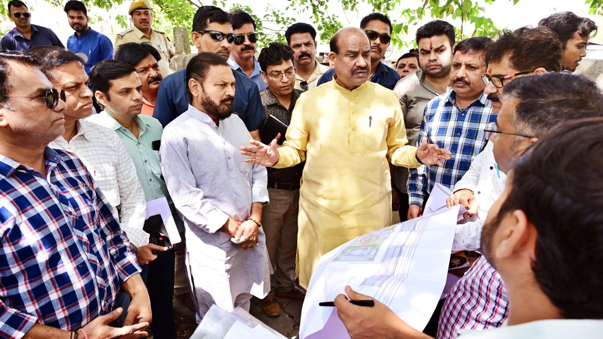 प्रस्तावित स्थल के निरीक्षण के दौरान लोकसभा अध्यक्ष ओम बिरला तथा अन्य