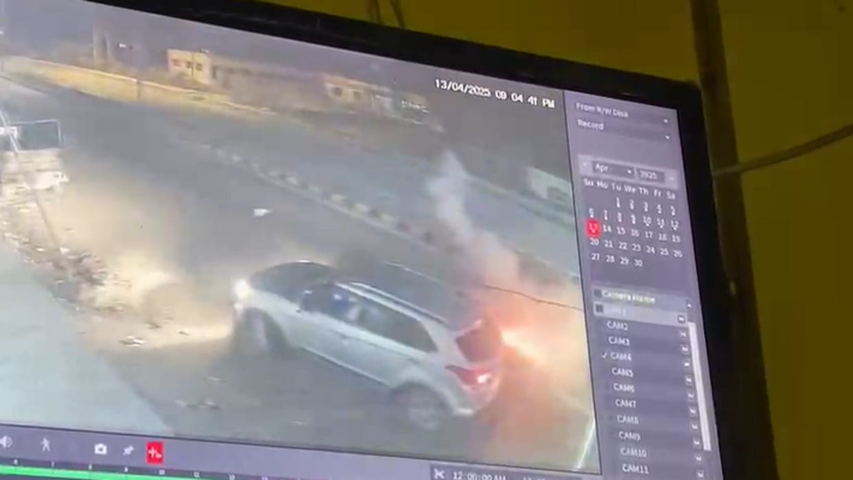 Shocking incident in Shankargarh, bike riding miscreants threw bomb on a moving car