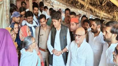 करछना में पीड़ित परिजनों से मुलाकात करते कांग्रेस के प्रदेश अध्यक्ष अजय राय।