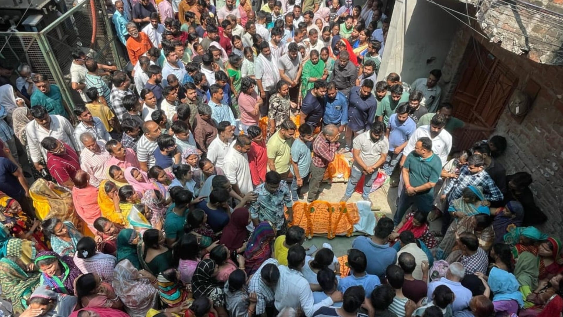 Five people of Lucknow died in an accident in Jaipur.