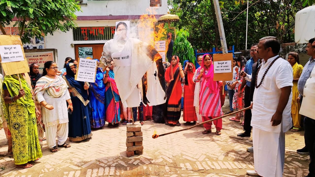 effigy cm Mamta Banerjee burnt in Varanasi said people Government save Hindus