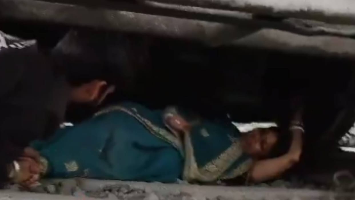 Viral Video Woman jumped in front of the train loco pilot did such a thing that everyone is praising