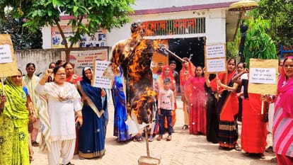 effigy cm Mamta Banerjee burnt in Varanasi said people Government save Hindus