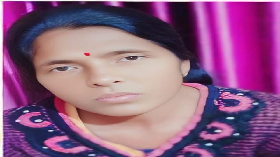 body of a woman was found lying on bank of a canal in Dayanatpur