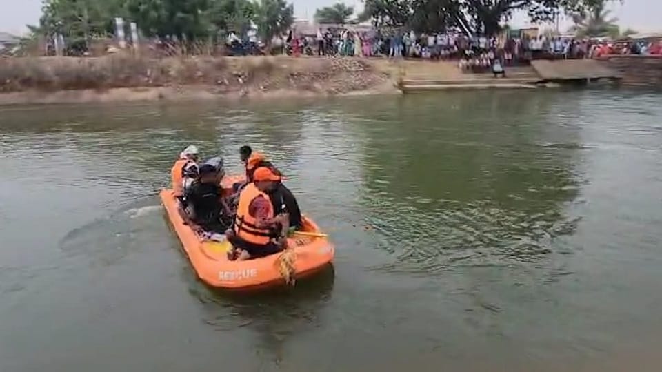 Two employees posted in the ministry became victims of an accident two of the three people who had gone out wi