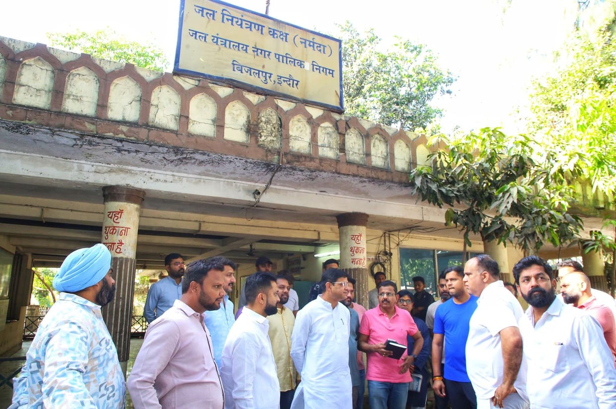 Indore: Water crisis has started in many areas of Indore, water is being distributed through tankers