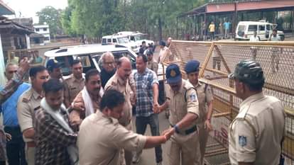 आरोपी डॉक्टर को ले जाती हुई पुलिस