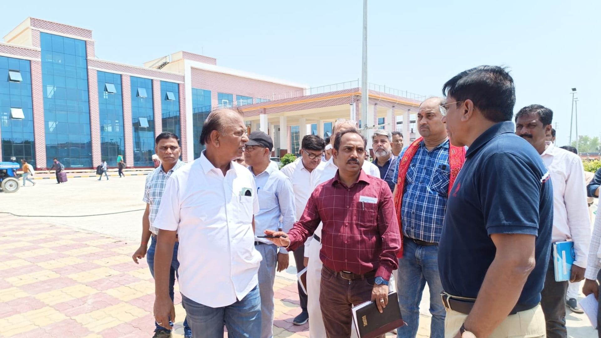 निरीक्षण करते अपर मुख्य प्रबंधक