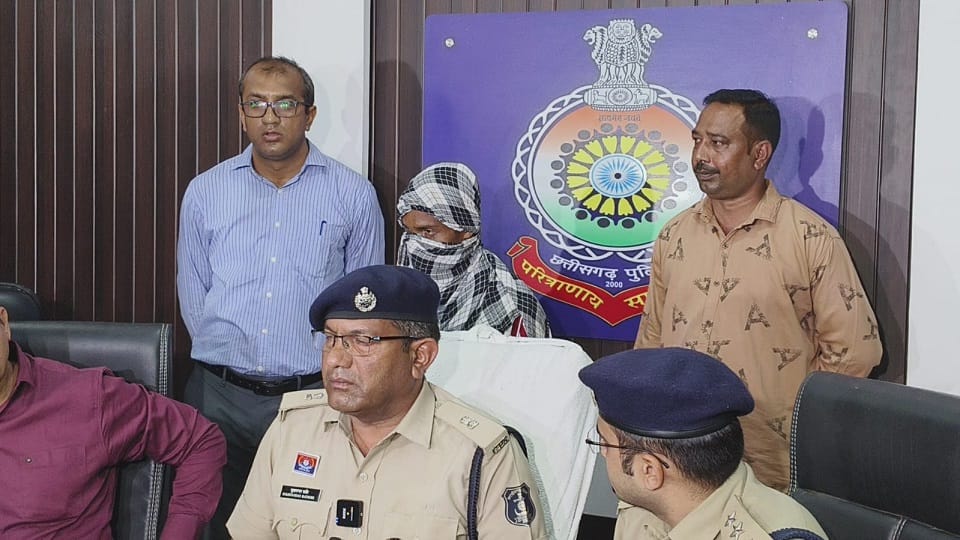 पुलिस की गिरफ्त में आरोपी
