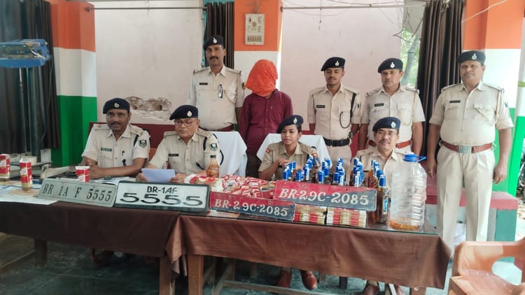 Bihar: मिनी शराब फैक्टरी पर पुलिस ने मारा छापा, 'पुलिस' लिखा नंबर प्लेट बरामद; गिरफ्तारी के लिए छापेमारी जारी