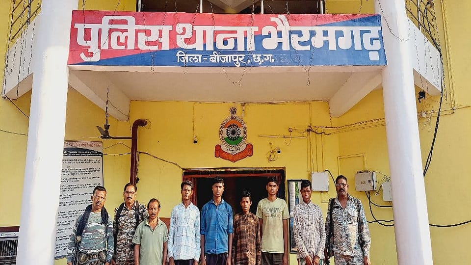 पुलिस ने नक्सलियों को किया गिरफ्तार