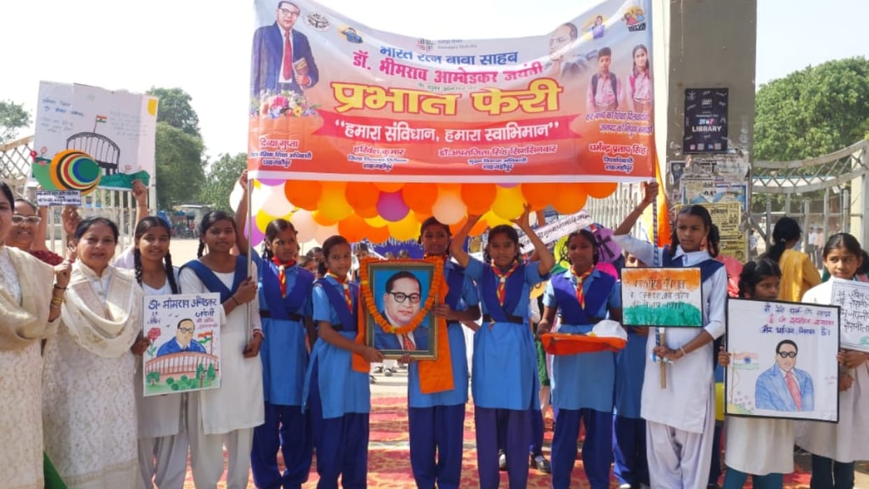 People paid homage to Dr. Bhimrao Ambedkar by offering flowers in Shahjahanpur
