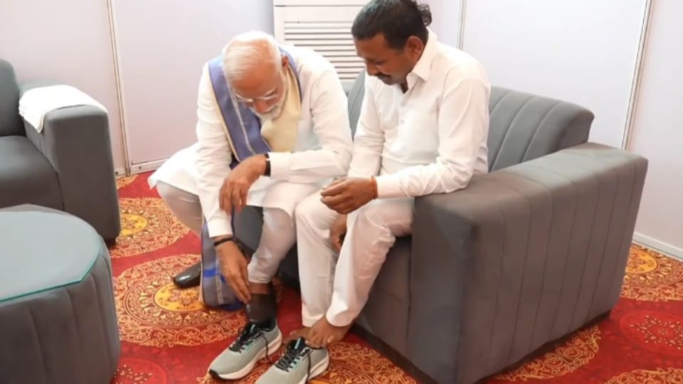 Party worker Rampal met PM Modi in Yamunanagar wear shoes after 14 year