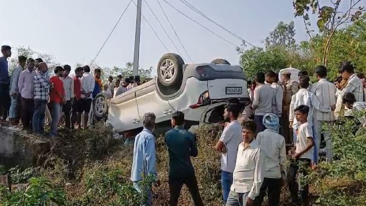 Car overturned after hitting culvert two sisters died in Pilibhit
