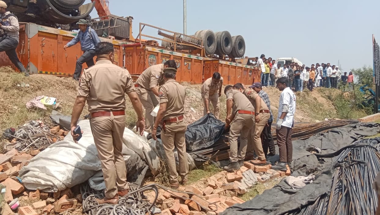 Shamli: Mother and son died after being crushed under a truck loaded with 100 quintals of iron rods