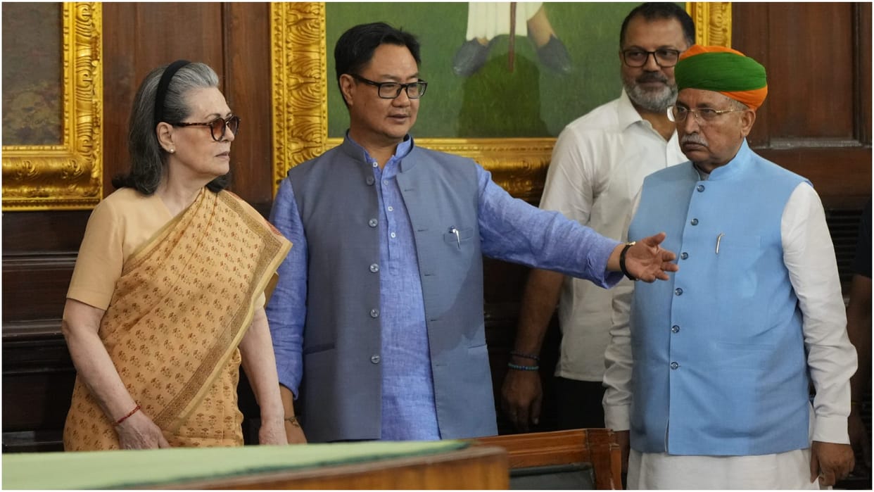 Video: When Kiren Rijiju Offer chair for Sonia Gandhi Mallikarjun Kharge Rahul Gandhi were seen laughing
