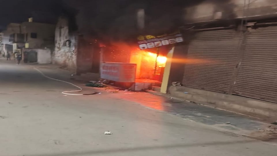 Terror of anti social elements continues two shops set on fire in a week in Bhatapara