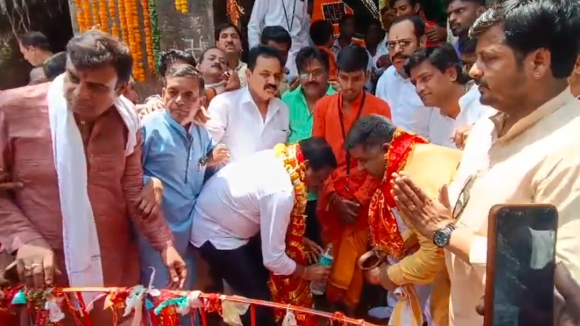 देवास टेकरी विवाद मामले में पीड़ित पुजारी के पैर धोने पहुंचे कांग्रेस नेता