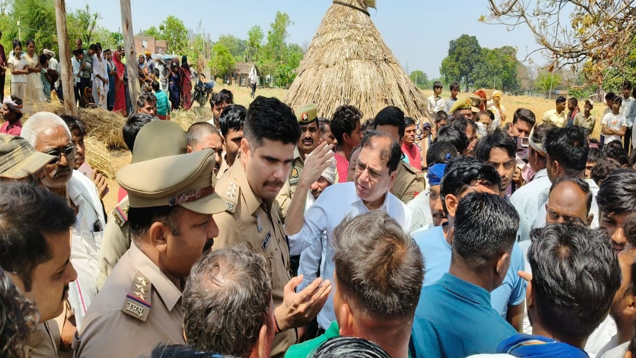 Prayagraj Crime: A young man who had gone out to work was murdered, his half-burnt body was found 50 meters aw