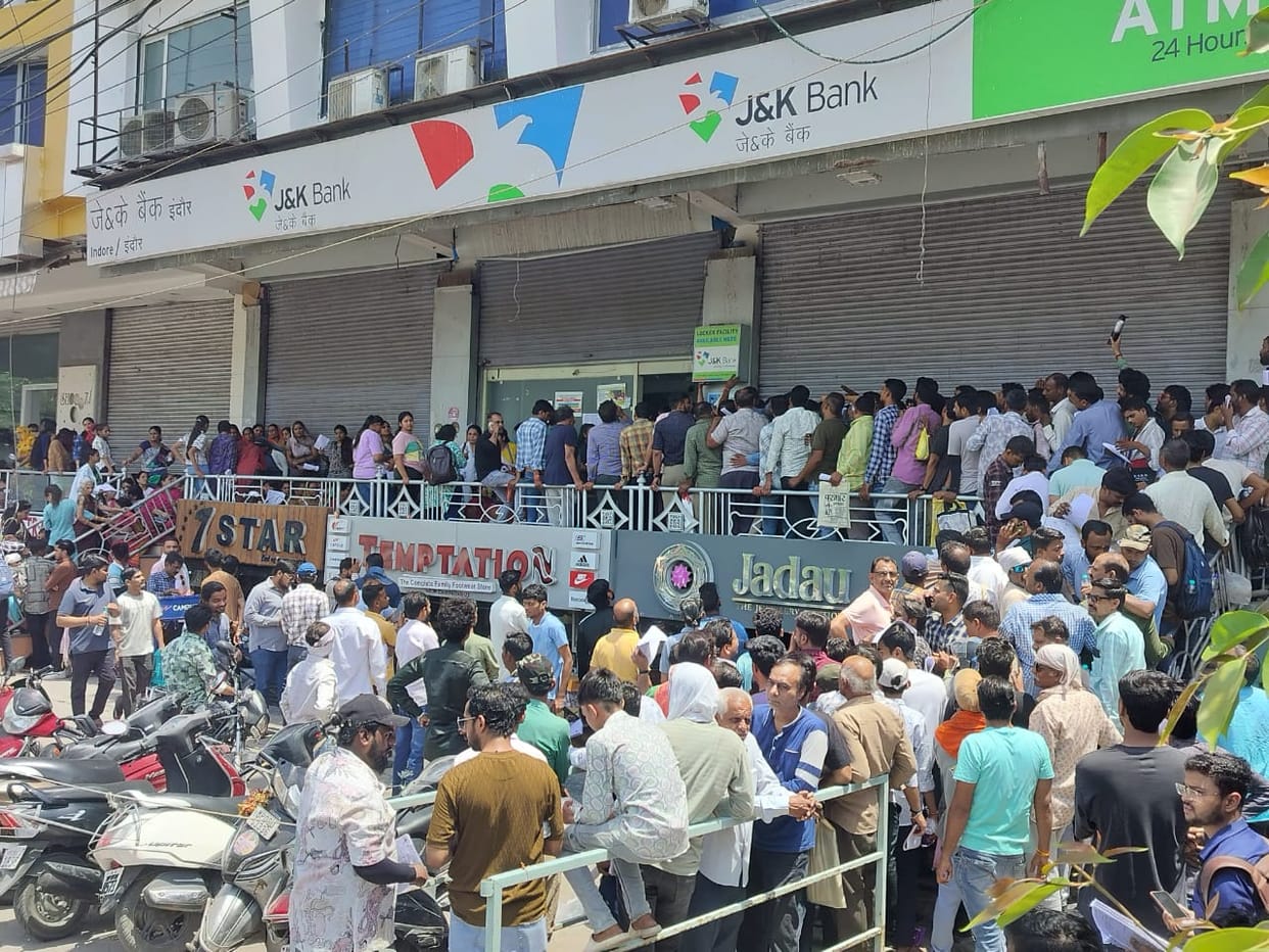Indore: Booking for Amarnath Yatra not happening, people standing overnight created ruckus at the bank