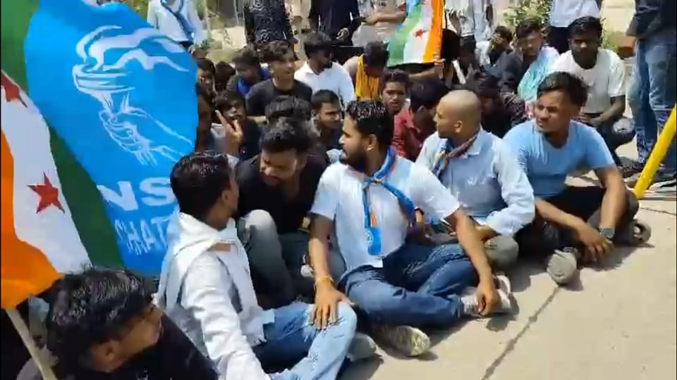 NSUI protested on several issues in Atal University alleged corruption in Bilaspur