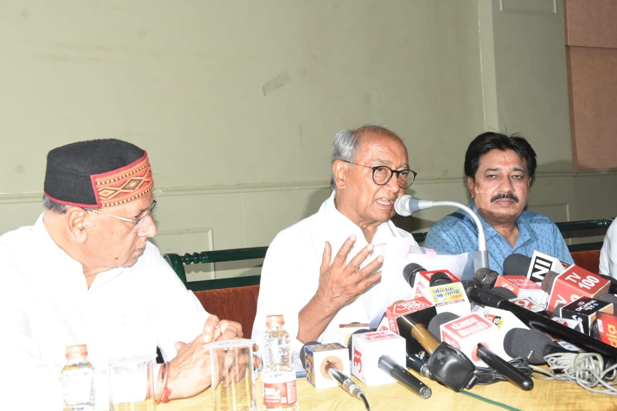 Bhopal: Digvijay called PM Modi a person of Godse ideology, reached the police station to file an FIR against