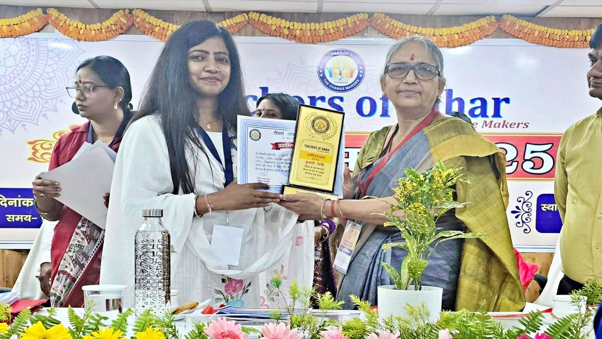 Honoring innovative teachers of Bihar Five teachers of Kishanganj received award people congratulate
