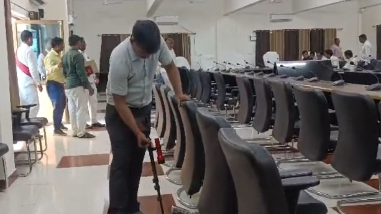 Threat to blow up the district collectorate with a bomb panic ensued
