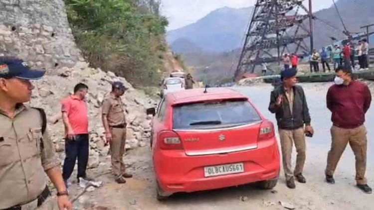 Rudraprayag: ऋषिकेश-बदरीनाथ हाईवे नरकोटा के पास सड़क किनारे खड़ी कार में मृत मिला व्यक्ति, दिल्ली नंबर का वाहन