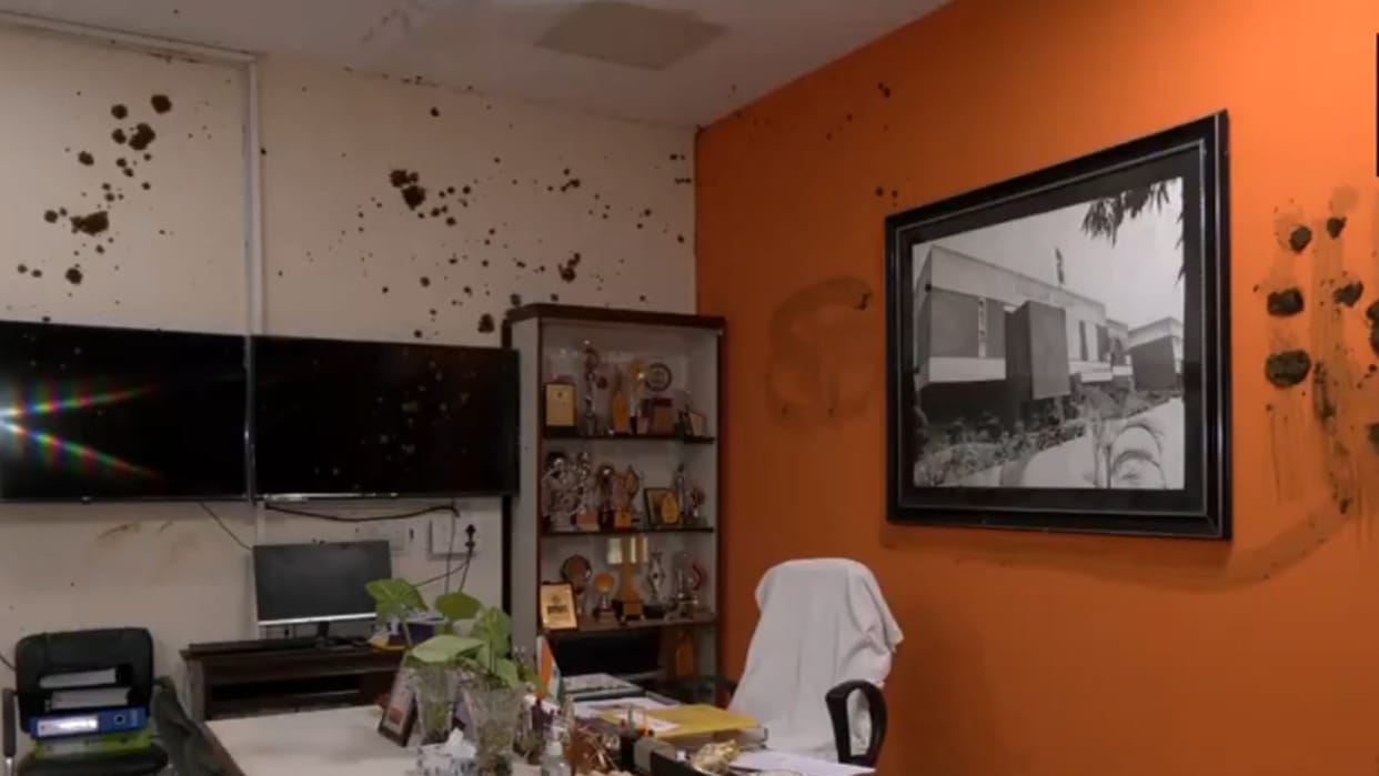 Cow Dung on Classroom Walls: DUSU president repeats experiment in office; Read here
