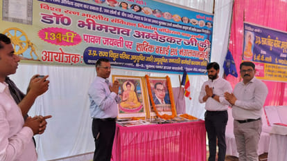 Bhimrao Ambedkar's birth anniversary was celebrated with great pomp in Gorakhpur city, people paid tribute