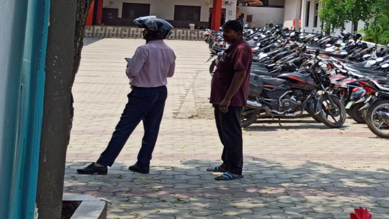 Minor children are going to schools in Gorakhpur on bikes, schools and parents are all unaware