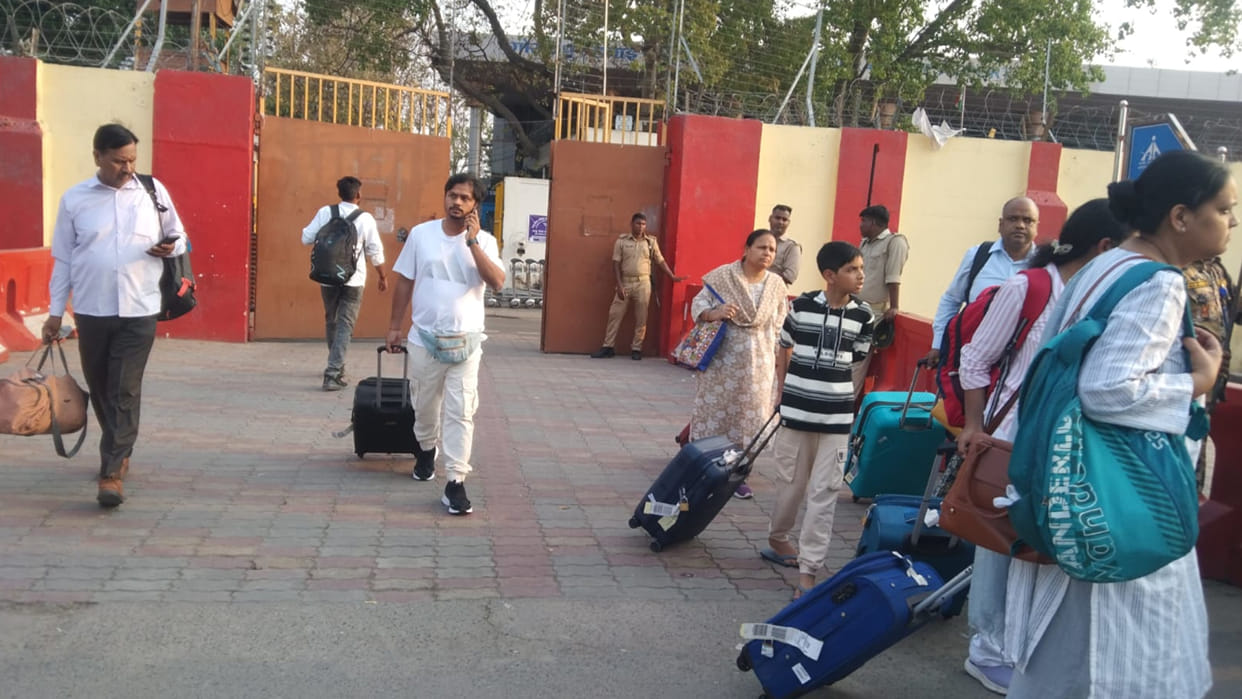 Indigo flight arrived late at Gorakhpur airport, people missed their flight to Dubai