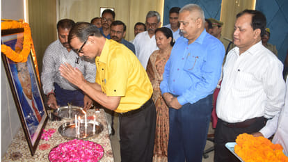 Bhimrao Ambedkar's birth anniversary was celebrated with great pomp in Gorakhpur city, people paid tribute