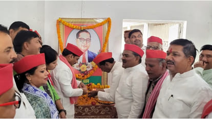 Bhimrao Ambedkar's birth anniversary was celebrated with great pomp in Gorakhpur city, people paid tribute